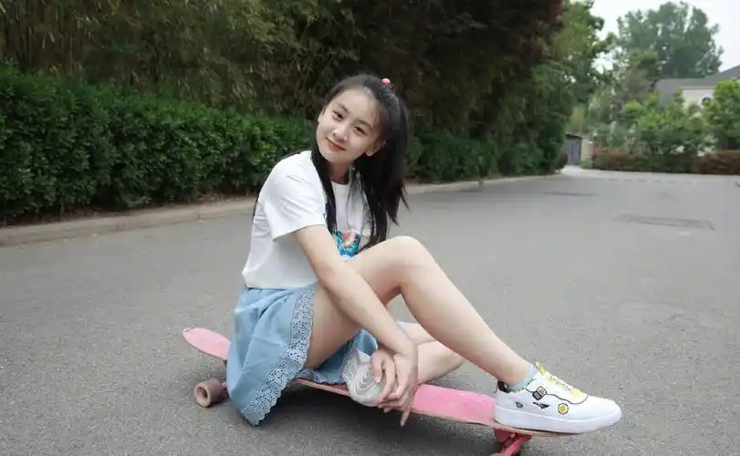 女大十八变森碟穿白色t恤配牛仔短裙元气十足逆天长腿超吸睛