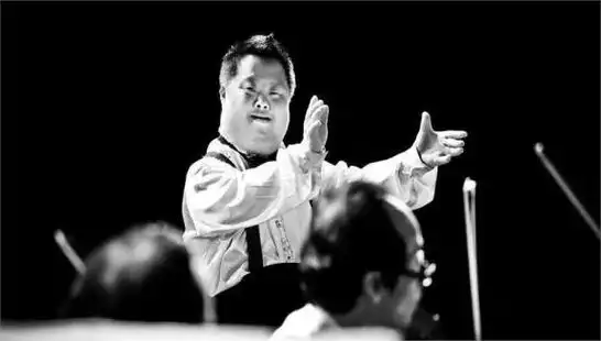 "天才指挥家"舟舟身份造假,27年的谎言被拆穿后,他父亲想开了