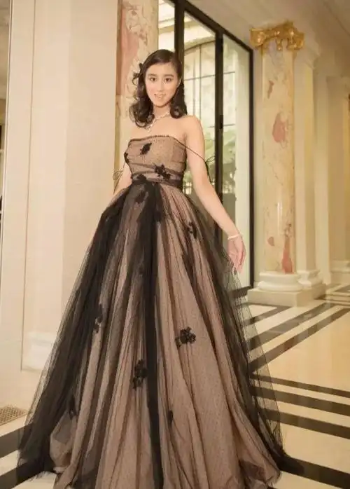 作为澳门赌王何鸿燊最宠爱的小女儿