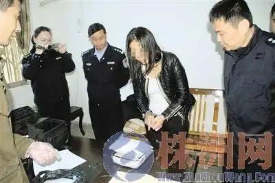 犯罪嫌疑人刘芳在指认毒品冰毒 .茶陵警方供图