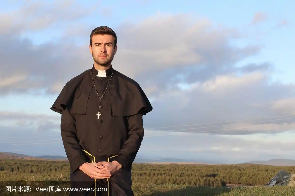 神父,注视镜头,教区牧师,主教团,法衣