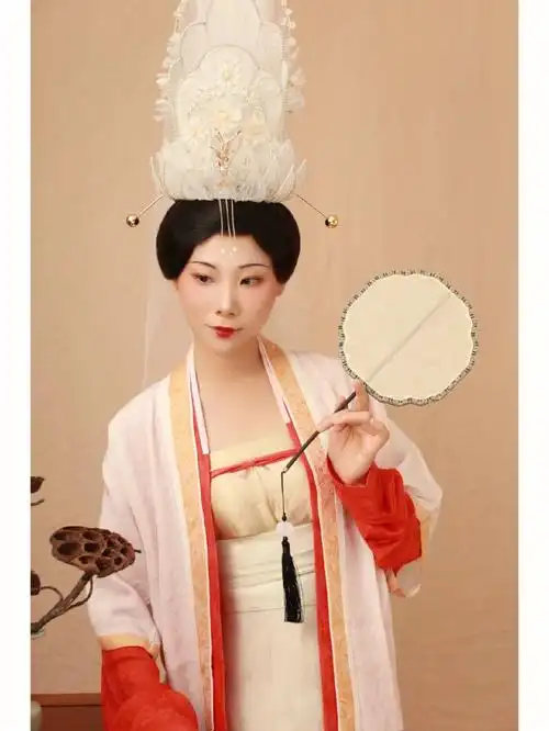 重楼子花冠的第二次出镜,只需要做一个简单的宋制发型打底,然后带上发