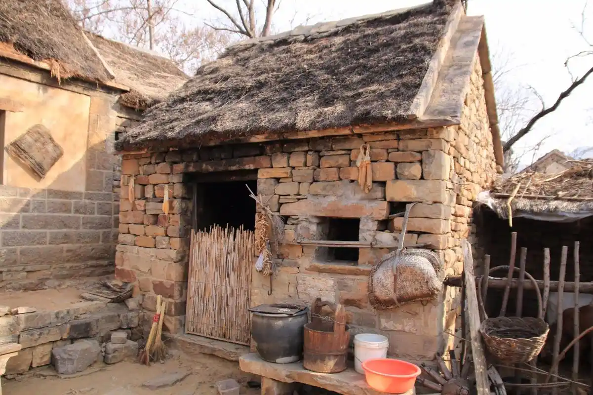 百年的农村老房子依然能住人网友走进去后见状问咋住