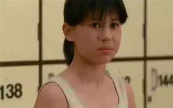 《开心鬼》中罗明珠饰演的青青是最古灵精怪的一个,和黄百鸣的互动