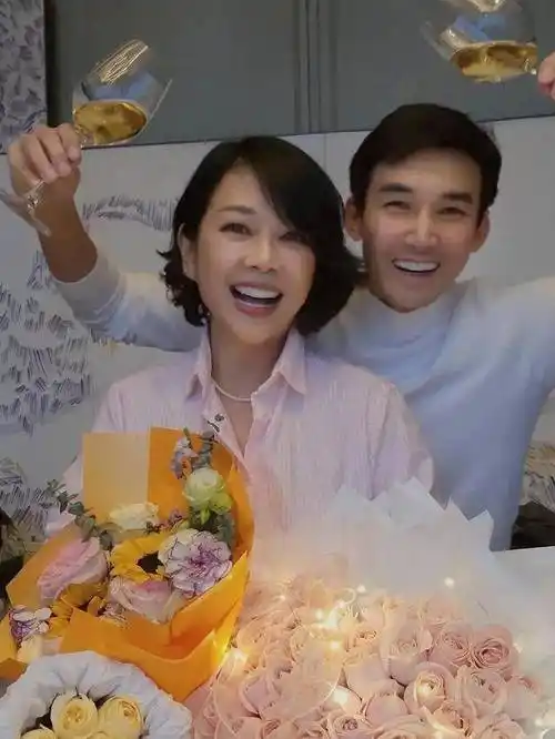 张译为老婆陈松伶庆生看起来十分恩爱