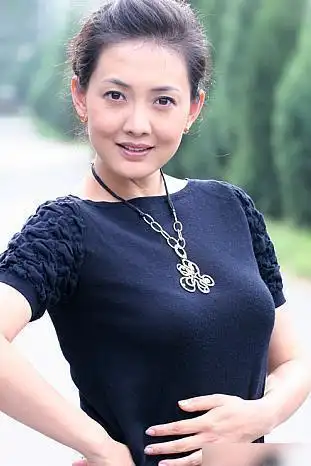 她是射击冠军也是冯巩媳妇曾8次登春晚今被老公宠上天