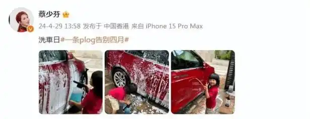 小鱼蛋已经长成小正太了,留着一头齐刘海过肩发型,萌萌帅帅,越长越像