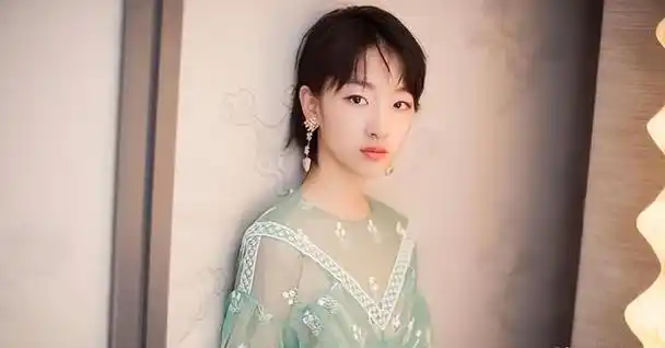 事实证明人人喊打的周冬雨已经在另一个圈子里红得发紫