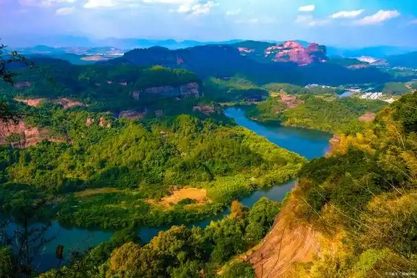 韶关旅游资源非常丰富,有许多自然景观和人文景观,以及历史遗迹等等.