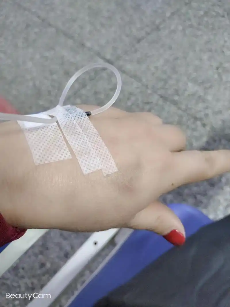 "孤独大概就是一个人生病了,一个人去输液,就是250ml的吊 - 抖音