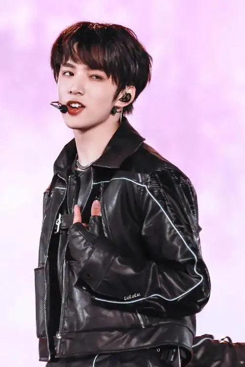 我只想问你帅的累不累,世首帅@时代少年团-刘耀文  #刘耀文楼间楼演唱