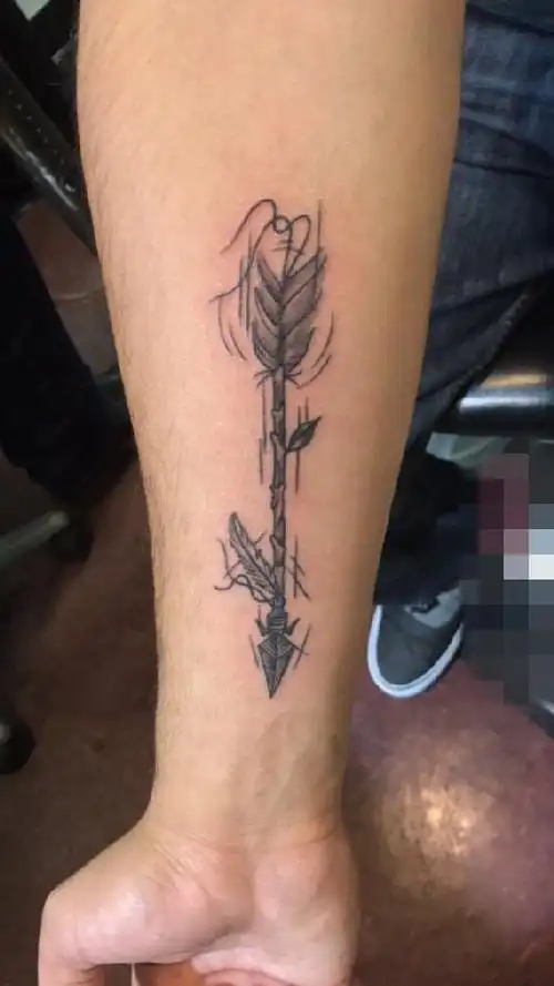 男生手臂上黑灰色线条箭纹身图案