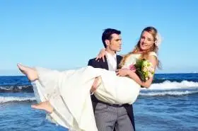 拍婚纱照新娘被新郎公主抱图片