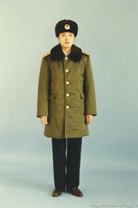一套九十年代中期拍摄的八七式军服标准照