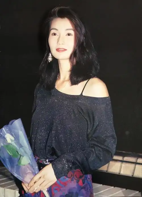 57岁张曼玉近照刷屏,初代偶像的魅力可不拘泥于"年龄",衣品也是一绝