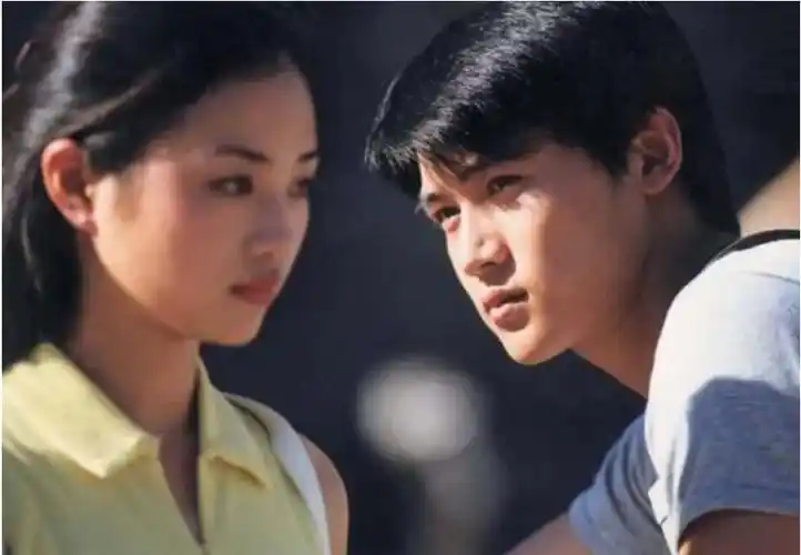 黄晓明,赵薇,陈坤,祖峰,颜丹晨,张恒等人,都是张龄心的同班同学.