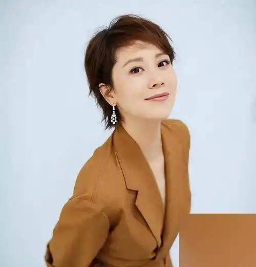 这位实力派女演员用自己的努力和才华书写了一个又一个传奇故事,成为