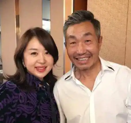 还曾被误以为老婆是印度人,但是杜源一直夸自己老婆长得很好看,两人