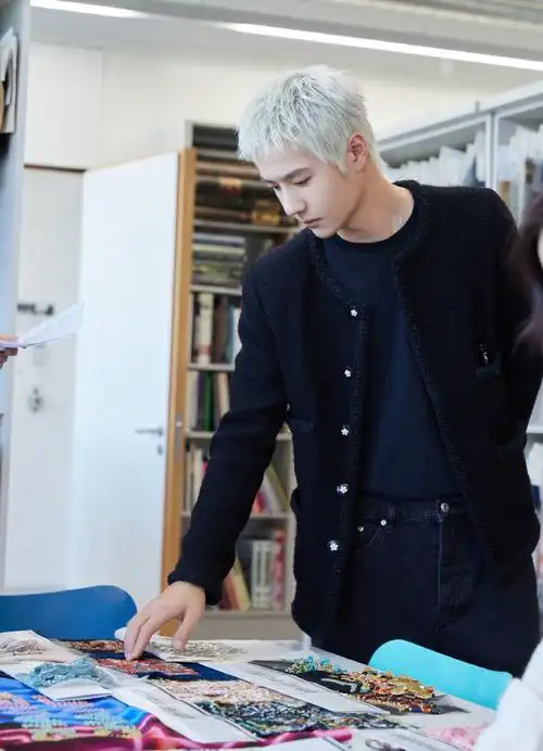 王一博法国巴黎之旅足迹物料总结9320231001北京飞巴黎:flowerfield