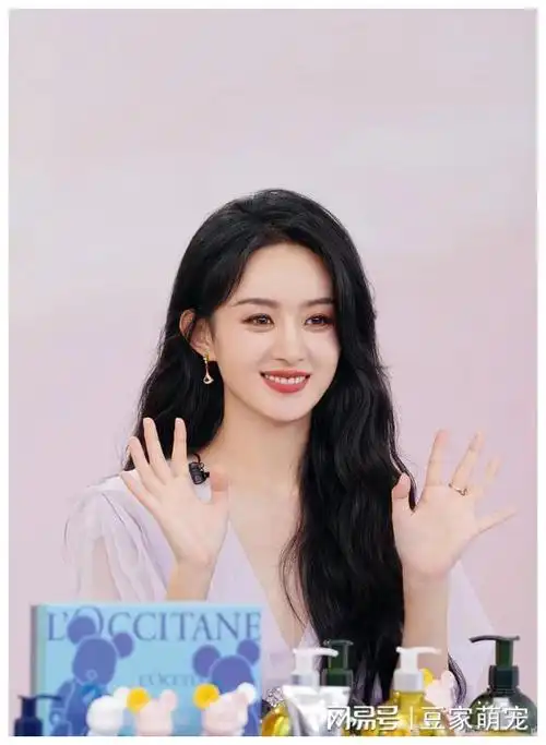 赵丽颖爷爷悠闲生活曝光:独栋小院种菜养花,尽享退休潇洒时光|大明星