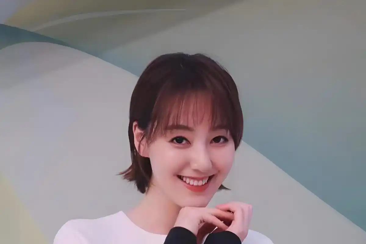 王冠:从央视主持人到社交平台活力的代表 王冠,这位央视前主持人,在