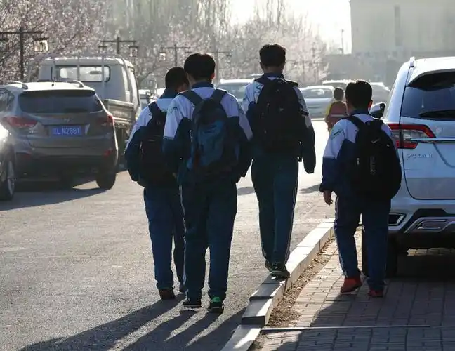 清早上学孩子们的背影