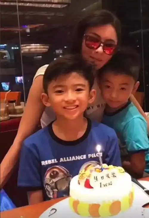 张柏芝晒大量合影庆祝,儿子烫卷发打扮时髦_谢振轩_妈妈_时候