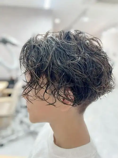 女士短发纹理烫,蓬松时尚显发量,喜欢短发的姐妹别错过