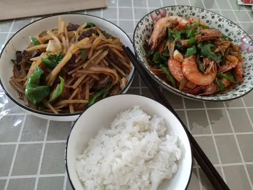 经常自己一个人吃饭