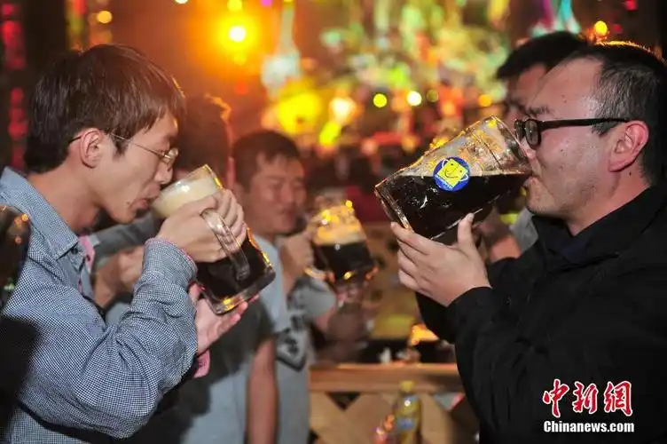 慕尼黑啤酒节昆明举行 民众畅饮狂欢