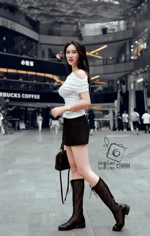 重庆2019年9月街拍集锦:图三小姐姐在拍广告大片