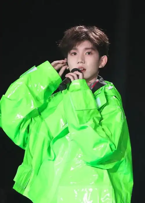 王源和应援色的青草绿最配,这才是打开壁纸的正确方式|应援|王源|色相