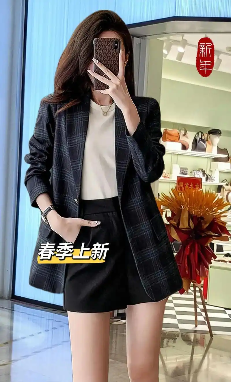 韩版格子小西装~姐妹们,这款韩版格子小西装版型修身,上身不夸 - 抖音