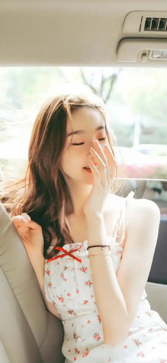 张艺凡高清壁纸,碎花连衣裙的穿搭显得甜美漂亮!