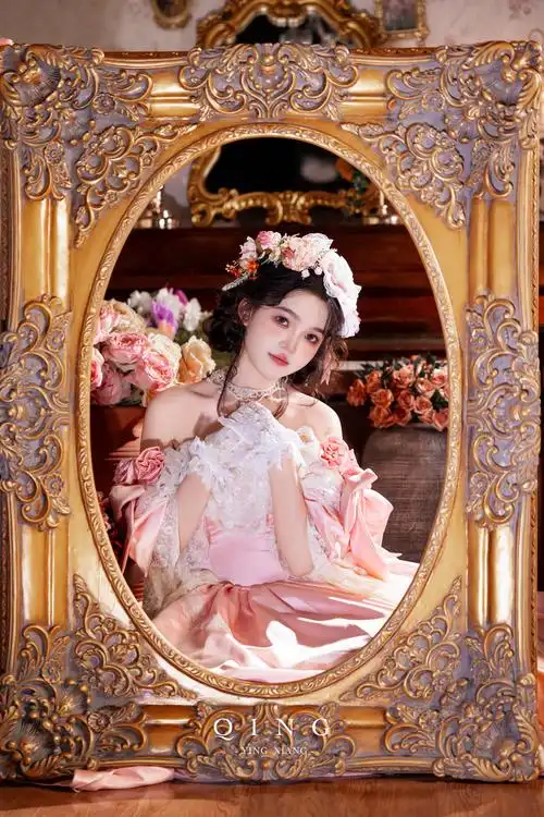 藏在画框里的油画少女法式复古写真