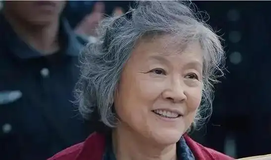 本期要来分享的宋春丽就是一个无视年龄限制,越活越年轻的女士.