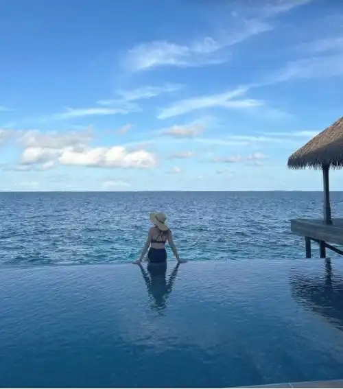 穿着比基尼的她肤色相当白皙,全身上下没有一丝赘肉,一点都不像47岁的