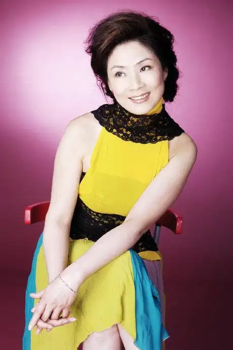 潘长江春晚搭档大变样,大肚腩法令纹深,与主持人周炜唱歌被嘲老