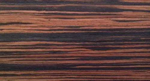 黑檀木心边材区别明显,纹理黑白相间,耐腐,耐久性强,材质硬重,细腻,是