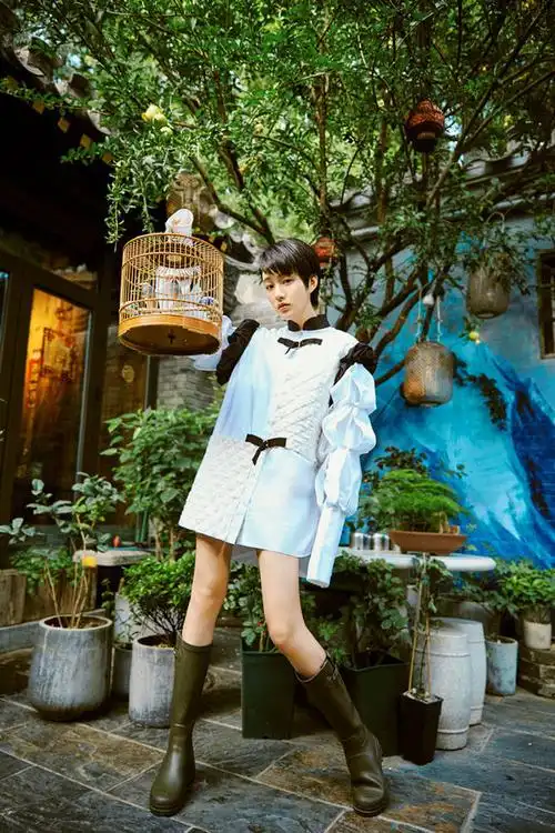 陈泇文曝光最新写真 幽静庭院中的初恋气息_手机搜狐网