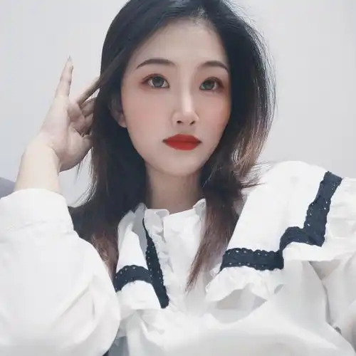 闪耀女生居家自拍