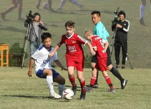 点赞2018中德济南国际青少年校园足球友谊赛开球