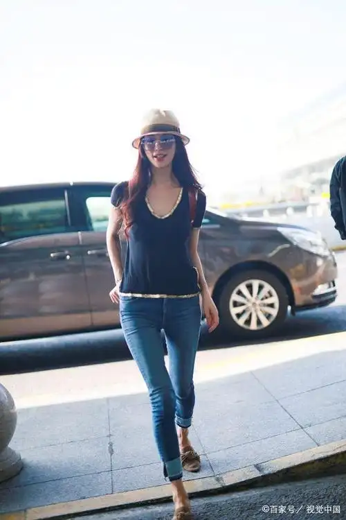 4月18日,"国民女神"林志玲现身上海机场,黑色短t搭配蓝色牛仔裤,帅气