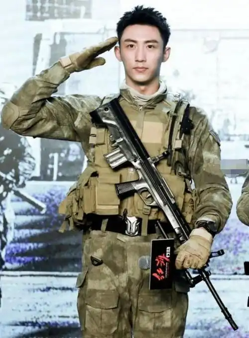 太逆天,黄景瑜中国人民警察大学招生简章登上热搜,评论区炸锅了