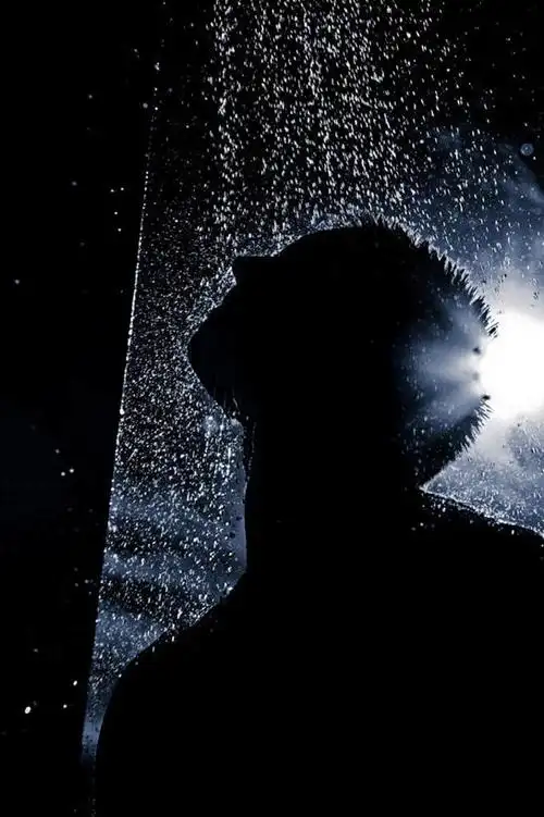 仅一个男性,仅一个人,仅一个中年男性,淋浴,阴影,朦胧,模糊,光线,影子
