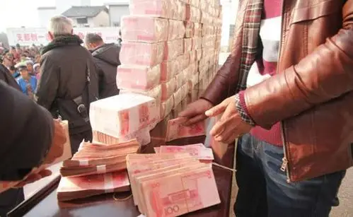 土豪村分红1300万 "毛爷爷"垒成2米"现金墙"