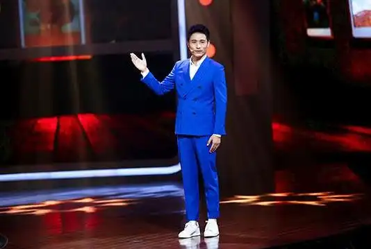 演讲的标准站姿是怎样的?手应该放在哪?_你问我答网