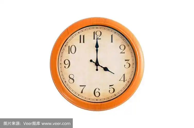 白色墙上的时钟显示四点