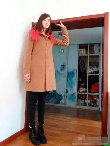 身高2米女篮美女嫁给农村小伙 公婆为其拆房门