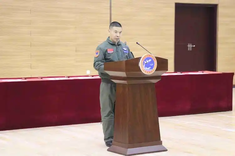 北部战区海军航空兵某部组织悬挂全军挂像英模画像